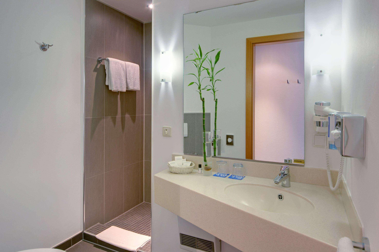 Bathroom 4, B&B HOTEL Krefeld Süd, Krefeld
