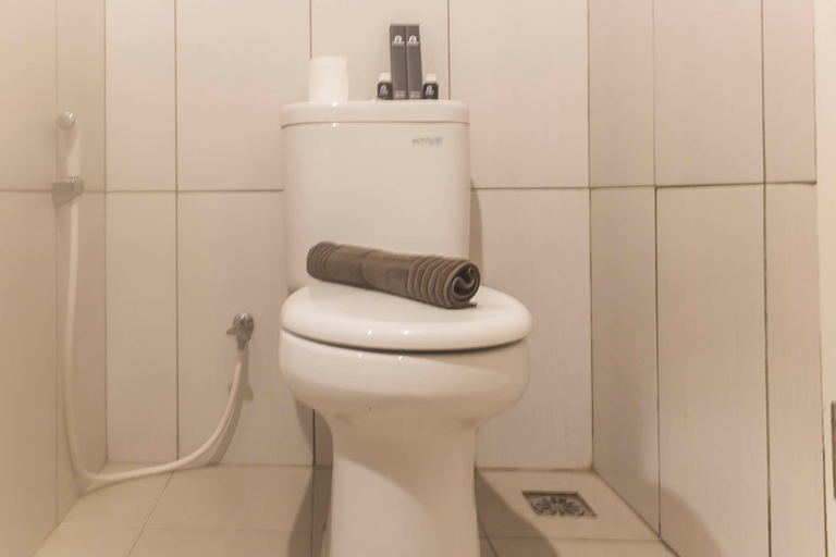 Bathroom 5, Comfy and Homey Studio Room at Grand Kamala Lagoon Apartment By Travelio, Bekasi