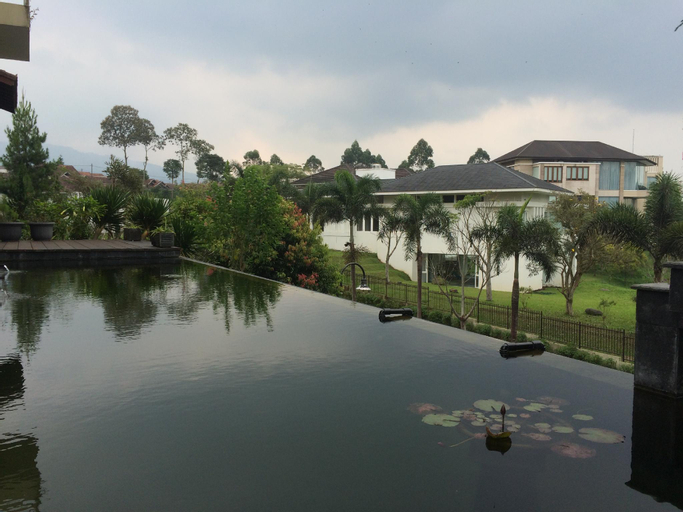 Luxury Villa DELVA (Kampung Daun) 4Kamar 16pax, Bandung Barat