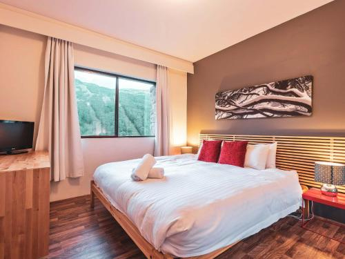 Lantern 1 Bedroom Balcony with expansive view, Snowy River