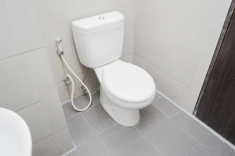 Bathroom 5, Brand New and Good Studio at Bintaro Icon Apartment by Travelio, Tangerang Selatan