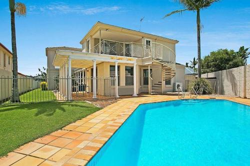 Spacious, Peaceful Summer House - Pool & Waterfront, Gold Coast