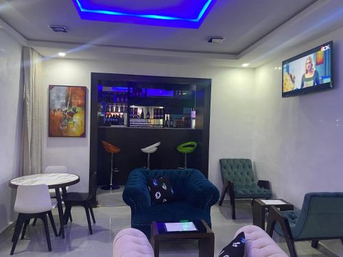 Food & Drinks, Royalty hill apartment and suite, Oshimili North