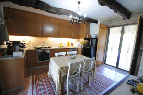 Gondufe Villa Sleeps 12 with Pool and WiFi, Ponte de Lima