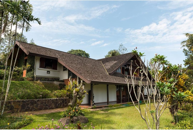 Villa Senja-By Laloka near Tebing Keraton, Bandung