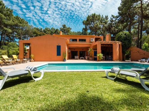 Villa Lotus Verde - Spacious 6 Bedroom Villa in Aroeira - Pool Table and Private Pool, Almada