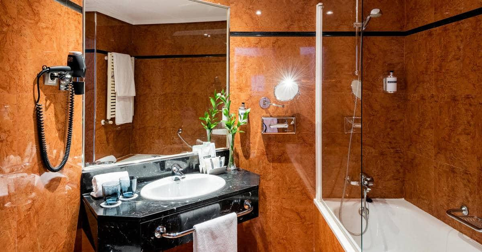 Bathroom 4, Hotel Madrid Plaza de España Affiliated by Meliá, Madrid