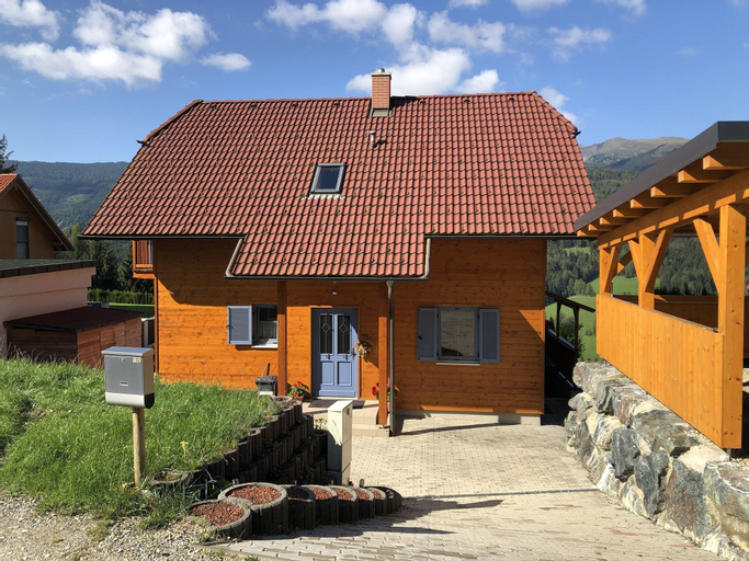Tranquil Holiday Home in St. Wolfgang-Kienberg with Balcony, Murtal