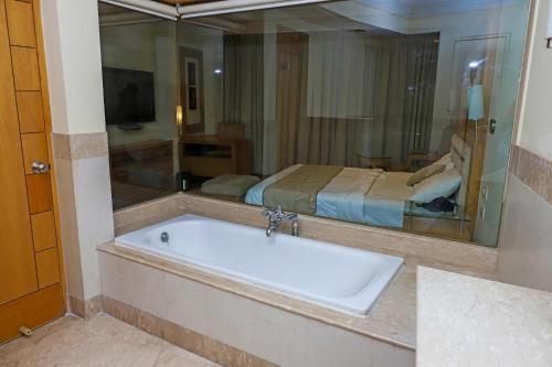 5, Super Luxury Room with Bathtub, Gurgaon