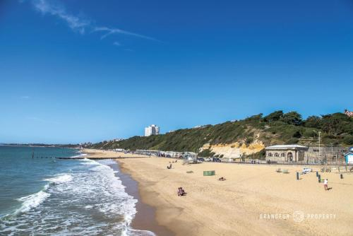 Stunning Apartment, Balcony, Parking, Close to Beach, Bournemouth