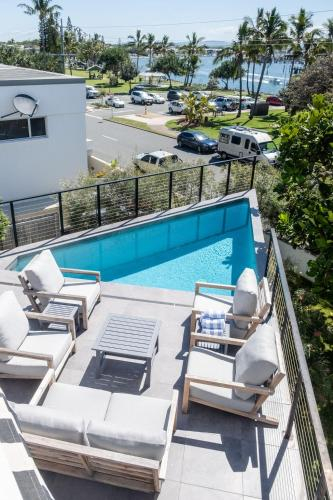 Buddina Beach House Water Views Enjoy the beach, pool or bring the boat, Caloundra - Kawana