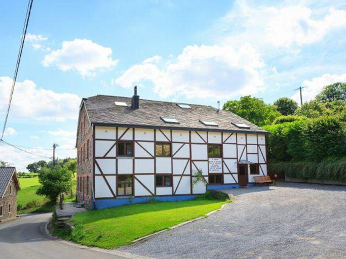 Graceful Holiday Home in Trois-Ponts with Fenced Garden, Liège