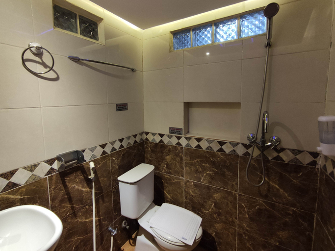 Bathroom 5, Big Apple Hotel, West Jakarta