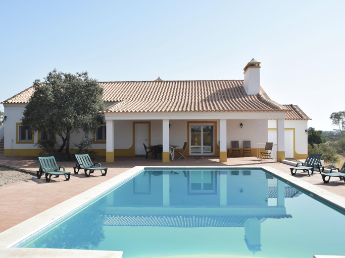 A comfortable holiday home with private swimming pool, tranquility and privacy, Arraiolos