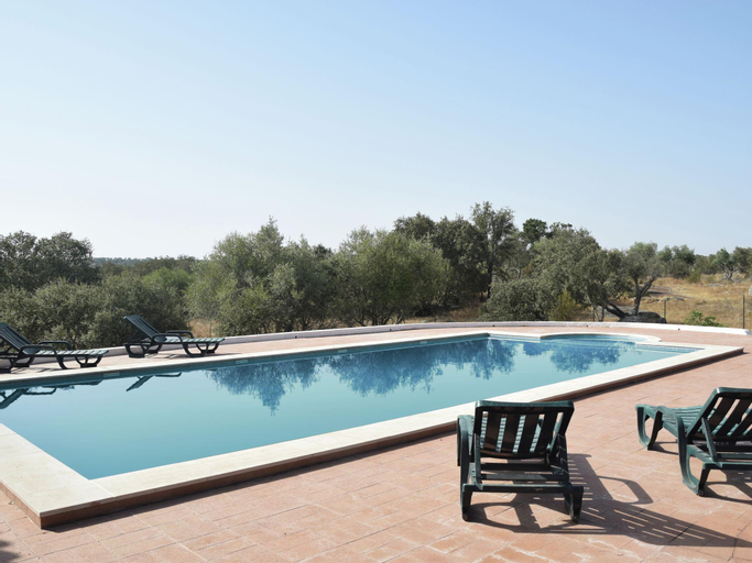 A comfortable holiday home with private swimming pool, tranquility and privacy, Arraiolos