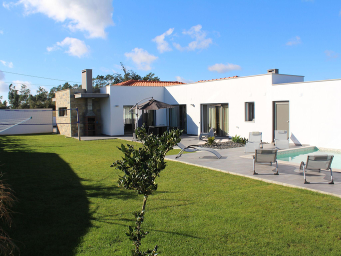 Alluring Villa in Salir de Matos with Private Pool, Garden and Coast Nearby, Caldas da Rainha