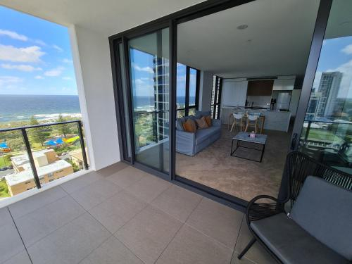 KOKO BOADBEACH FULL OCEAN VIEWS 2bdrms 2 bathrms, eastside unit, 8m tandem carpark, NO SCHOOLIES NO , Gold Coast