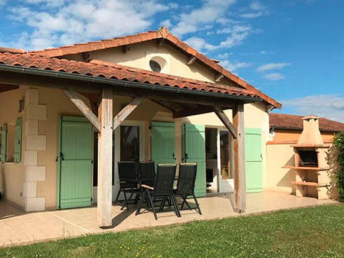 Garden-View Holiday Home in Les Forges with Terrace, Deux-Sèvres