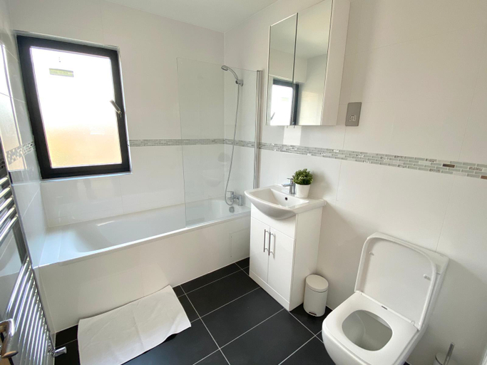 Bathroom 3, Shoreditch Apartments by PrimeCityHosts, London