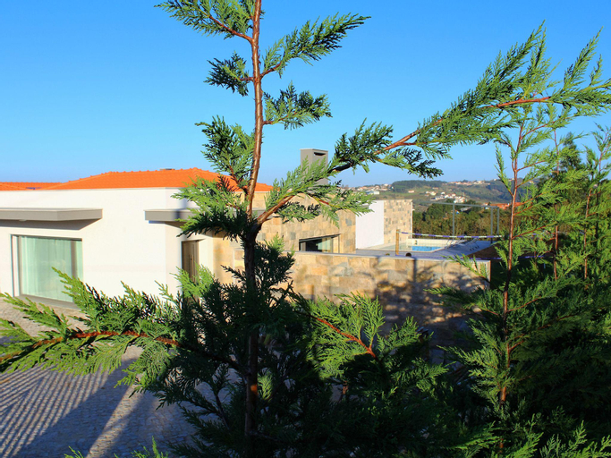 Alluring Villa in Salir de Matos with Private Pool, Garden and Coast Nearby, Caldas da Rainha