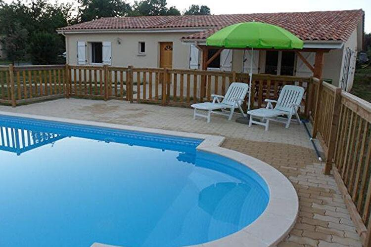 Comfortable ground floor holiday home with covered terrace, Charente