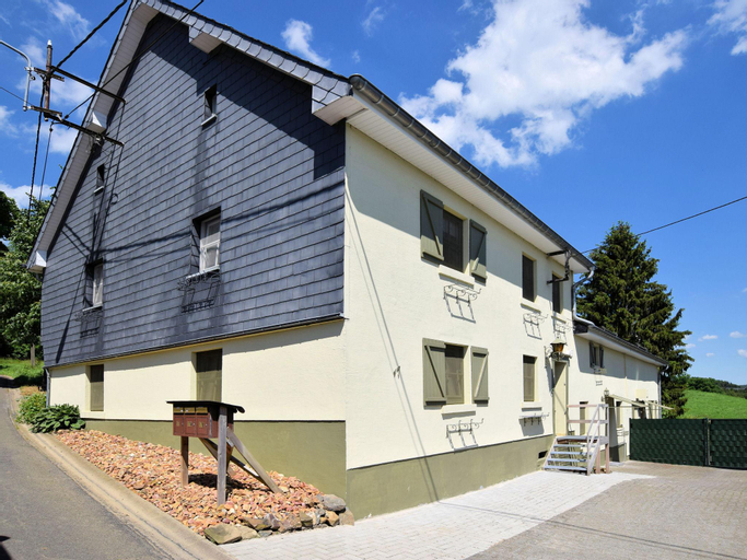 Luxurious Holiday Home in Saint Vith with Terrace, Liège