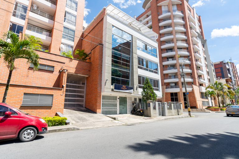 Exterior & Views