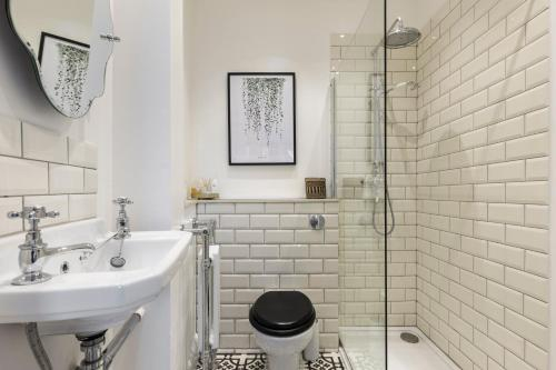 Chic Apt in Trendy Islington with Cafes, Restaurants & Angel Tube Station, London