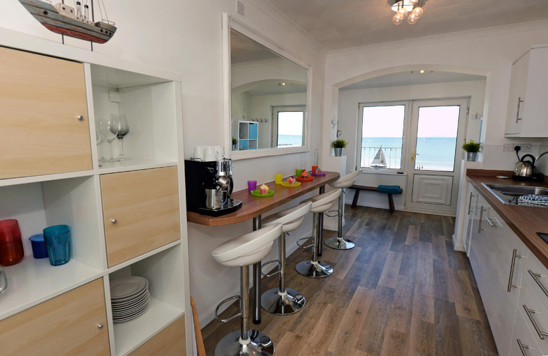 Others 5, Gone to the Beach - Sea Views, Direct Beach Access, Pembrokeshire