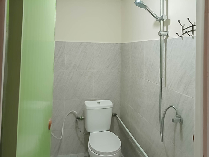 Bathroom, Verisha Inn Singkawang RedPartner, Singkawang