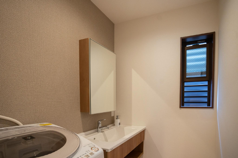 Bedroom 3, HANASTAY SAKURA 2F, 6 minutes to Namba, brand new Japanese style, whole house floor heating, comfortable large bathtub, Osaka