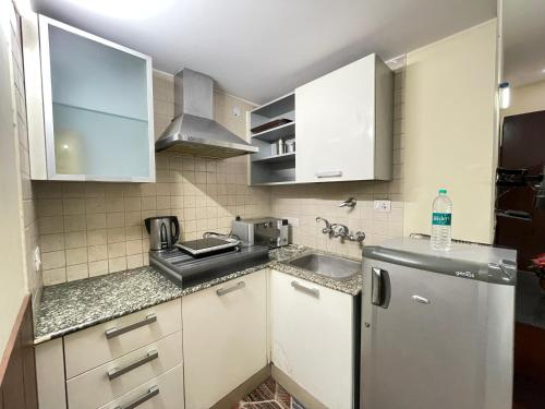 Kitchen, BedChambers Serviced Apartments - Fortis Hospital, Gurgaon