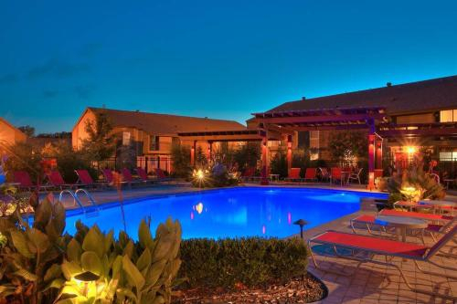 The Poolside Oasis In Norman, OK with GYM! Just 1 mile to OU, Cleveland