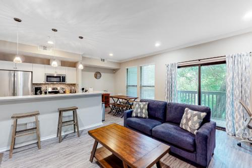 Dry Creek Getaway, Travis