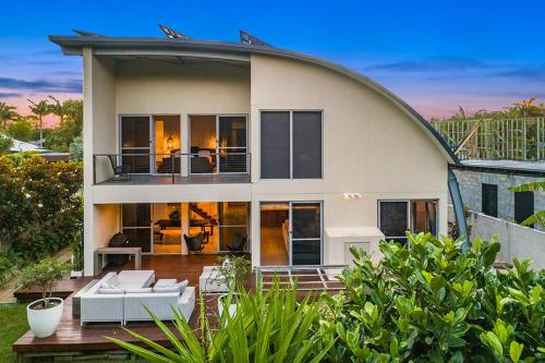 Mia Beach Abode, Byron
