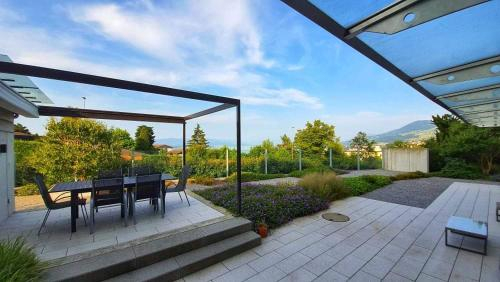 Two Bedroom Lake view Apartment with Garden Patio, Horgen
