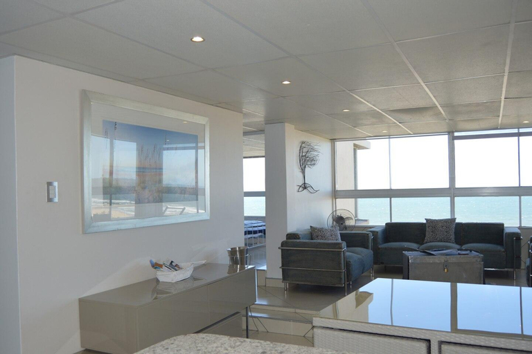 Classy 2 Bedroom Apartment  with Ocean Views, eThekwini