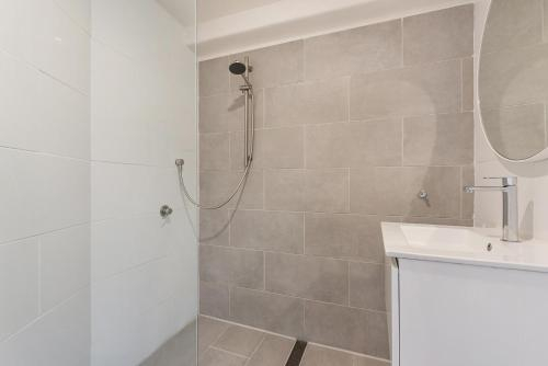 Modern Industrial-Style Unit on Flagstaff Gardens, Melbourne