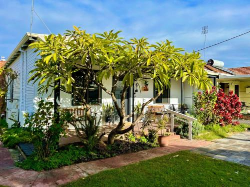 Salt and pepper Cottage - 100 years old, walk to Shops and Cafes, Busselton