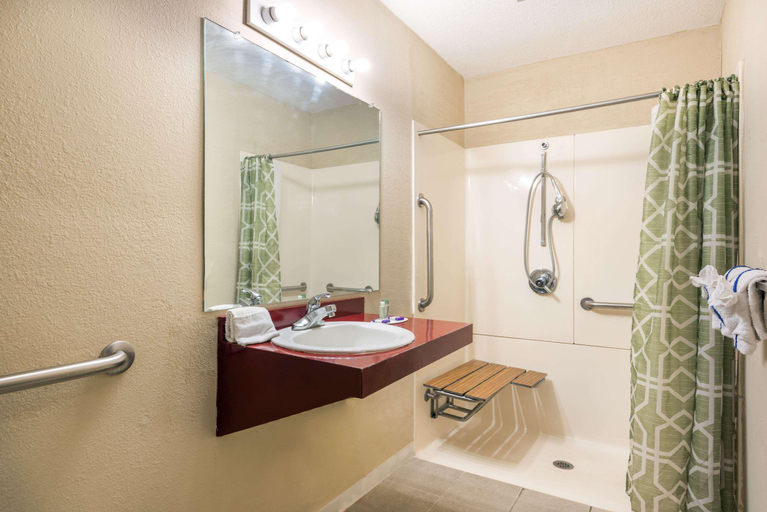 Bathroom 5, Knights Inn Fayetteville/Fort Bragg, Cumberland