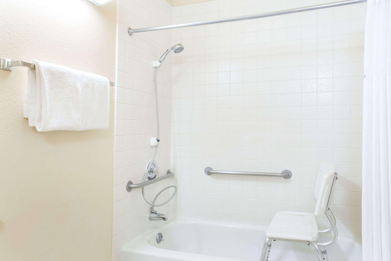 Bathroom 5, Knights Inn Madera, Madera
