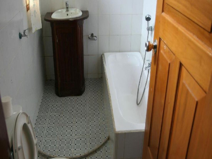 Bathroom 4, Shwe Thazin Hotel Sittwe, Buthidaung