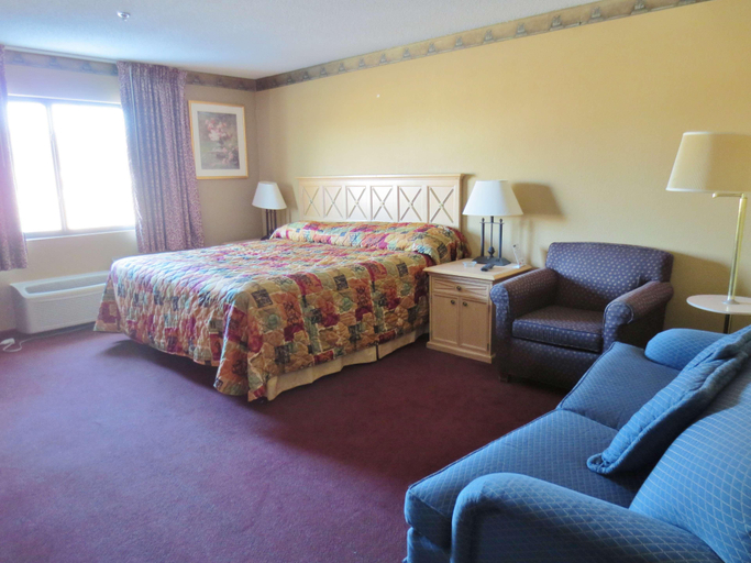 Bedroom 3, Days Inn & Suites by Wyndham Caseyville, Saint Clair