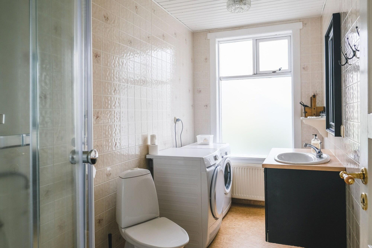 Bathroom 4, Hotel Aldan - The Old School, Seyðisfjörður