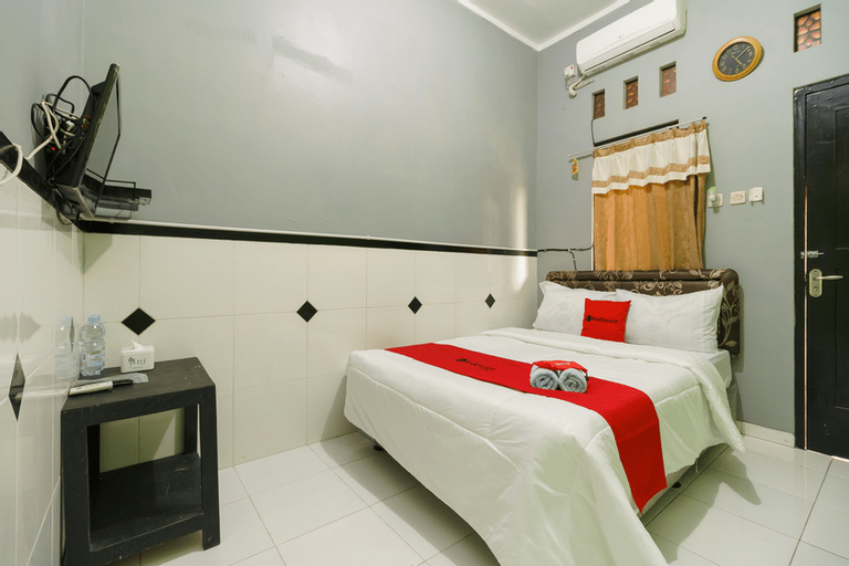 RedDoorz Syariah near Ciledug Station - Tap to explore photos