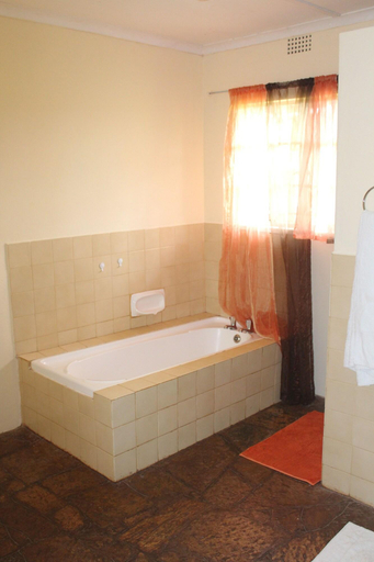 Bathroom 4, Smilin Thru Resort, Dr Kenneth Kaunda