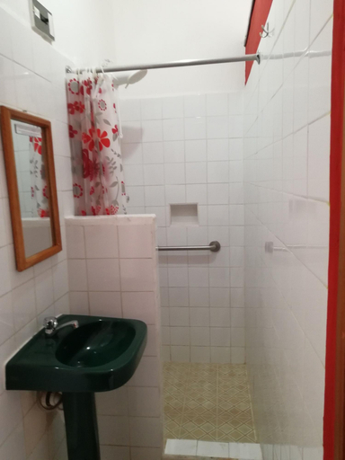 Bathroom 4, Hotel La Union, Flores