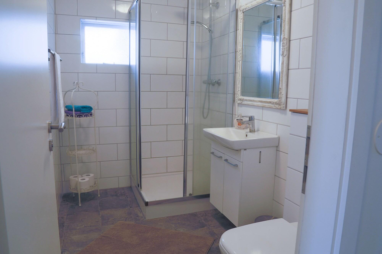 Bathroom, The Apartment - Öbbuhús, Borgarbyggð