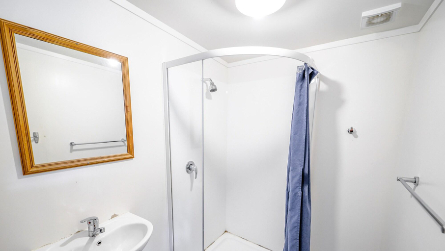 Bathroom 5, Base Bay of Islands, Far North