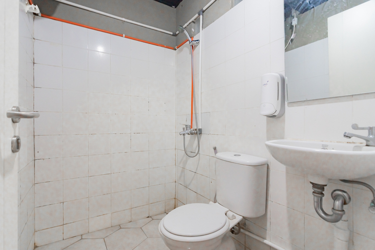 Bathroom 5, RedDoorz near Exit Toll Pasteur 5, Bandung